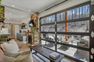 The Hillside Retreat - Cozy container home with Hot tub and Fire pit的休息区