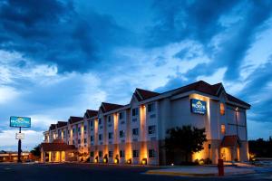 un grand bâtiment avec un panneau devant lui dans l'établissement Microtel Inn & Suites by Wyndham Chihuahua, à Chihuahua