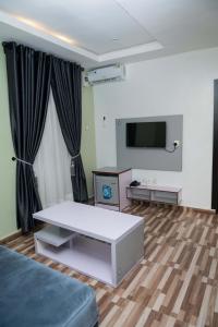 Goodis Apartments Ajah的电视和/或娱乐中心