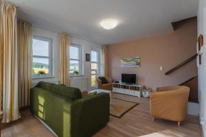 Posezení v ubytování K2 Aparthotel Klínovec Views - Mezonet Apt