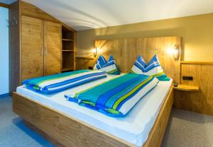 A bed or beds in a room at Pension Schweizerhof