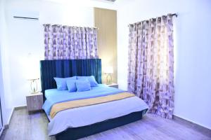 Un pat sau paturi într-o cameră la GL Apartments