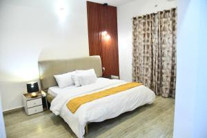 Un pat sau paturi într-o cameră la GL Apartments