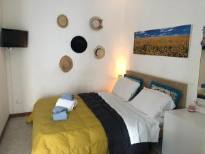 una camera da letto con un letto con una coperta gialla di Monolocale Liola a Mestre