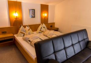 A bed or beds in a room at Pension Schweizerhof