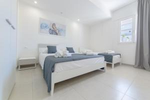 a white bedroom with a bed and a window at Diva Luxury Suite in Torre San Giovanni Ugento +77 photos