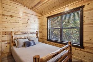 Postel nebo postele na pokoji v ubytování Lazy Raccoon Cabin
