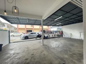 安顺Cozy Roomstay Teluk Intan的停车场内的一个车库