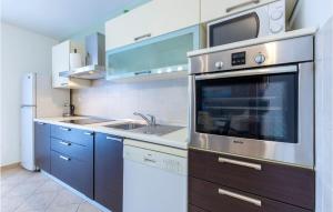 Η κουζίνα ή μικρή κουζίνα στο Nice Home In Kastel Sucurac With Sauna