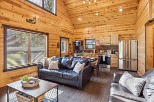 ein Wohnzimmer mit Couch und Küche in der Unterkunft 10 minutes to Parkway, BunkBeds, Hot Tub, Firepit - Hidden Bear in Starkeytown