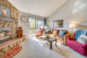 ein Wohnzimmer mit Couch und Kamin in der Unterkunft Warm Fraser Townhome with Community Amenities! in Fraser