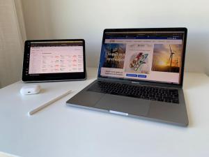 un ordenador portátil y una tablet en un escritorio en The Atlantica Ocean view apartment, en Dar Bouazza