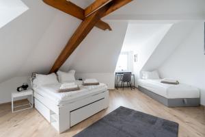 Ένα ή περισσότερα κρεβάτια σε δωμάτιο στο Spacious 7-Person Leoben Apartment - Ideal for Workers, Groups & Family