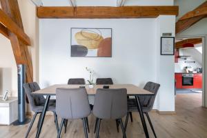 Η κουζίνα ή μικρή κουζίνα στο Spacious 7-Person Leoben Apartment - Ideal for Workers, Groups & Family