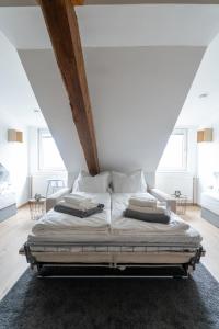 Ένα ή περισσότερα κρεβάτια σε δωμάτιο στο Spacious 7-Person Leoben Apartment - Ideal for Workers, Groups & Family