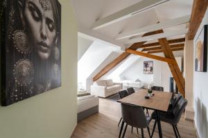 Χώρος καθιστικού στο Spacious 7-Person Leoben Apartment - Ideal for Workers, Groups & Family