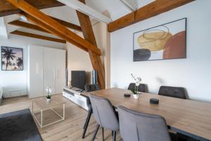 Μια τηλεόραση ή/και κέντρο ψυχαγωγίας στο Spacious 7-Person Leoben Apartment - Ideal for Workers, Groups & Family