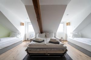 Ένα ή περισσότερα κρεβάτια σε δωμάτιο στο Spacious 7-Person Leoben Apartment - Ideal for Workers, Groups & Family