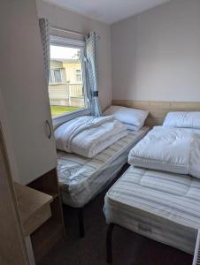Кровать или кровати в номере Modern 8 Berth Caravan At Southview Holiday Park, Skegness Ref 33052Tc