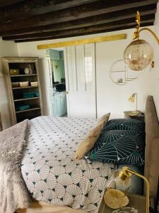 Łóżko lub łóżka w pokoju w obiekcie LA DEMEURE DU CERF - gîte de charme privatif en Sologne 6P avec Jacuzzi et piscine chauffée - Lamotte Beuvron Zoo de Beauval Center parcs