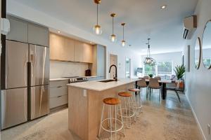 Η κουζίνα ή μικρή κουζίνα στο Condo Hotel 202