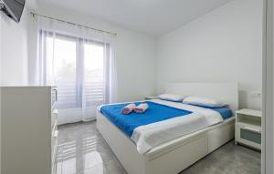 sypialnia z łóżkiem z 2 różowymi kapciami w obiekcie Nice Apartment In Vir With Wifi w mieście Vir