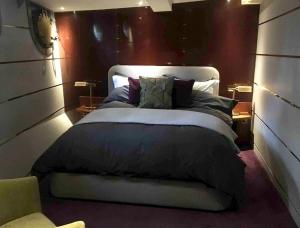 En eller flere senge i et værelse på Stunning 130ft Classic Yacht