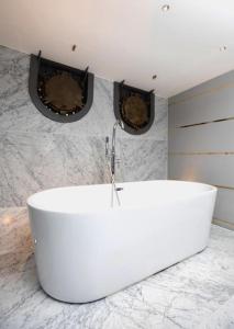 Et badeværelse på Stunning 130ft Classic Yacht