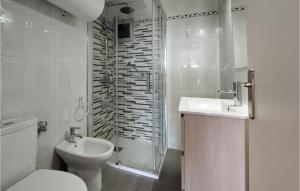 A bathroom at Pet Friendly Apartment