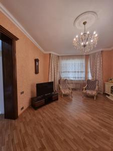 MasazırにあるBaku Villaのリビングルーム(テレビ、シャンデリア付)