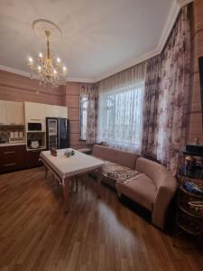 MasazırにあるBaku Villaのソファとテーブルのあるリビングルーム