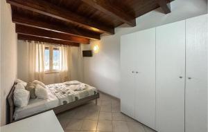 Postel nebo postele na pokoji v ubytování Beautiful Apartment In Lecce Nei Marsi