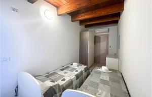 Postel nebo postele na pokoji v ubytování Beautiful Apartment In Lecce Nei Marsi