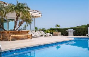 Bazén v ubytovaní Gorgeous Home In Marbella alebo v jeho blízkosti