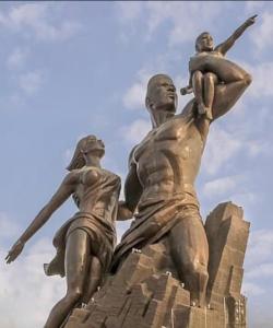 a statue of two men and a child on top at Studio moderne à Ouakam avec vue sur monument de la renaissance in Dakar