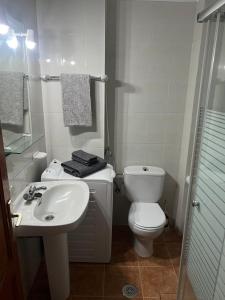 Ένα μπάνιο στο Apartamentos la Fajana