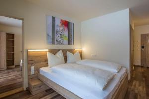 Postel nebo postele na pokoji v ubytování COOEE alpin Hotel Dachstein