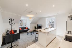 Kuchyň nebo kuchyňský kout v ubytování Large, Spacious 3BR 1 Bathroom 2nd Floor Apartment In Town Centre