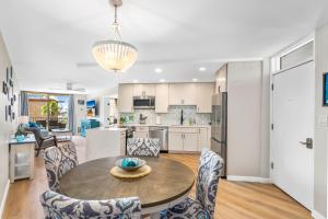 a kitchen and dining room with a table and chairs at Deluxe Oceanside Resort Vistas in Kihei