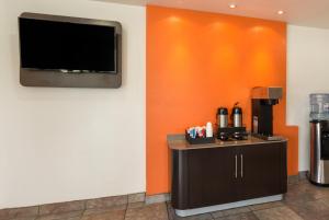 Příslušenství pro přípravu čaje a kávy v ubytování Americas Best Value Inn & Suites Humble