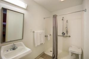 Koupelna v ubytování Americas Best Value Inn & Suites Humble
