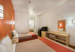 Postel nebo postele na pokoji v ubytování Americas Best Value Inn & Suites Humble
