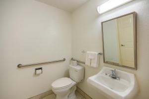 Koupelna v ubytování Americas Best Value Inn & Suites Humble