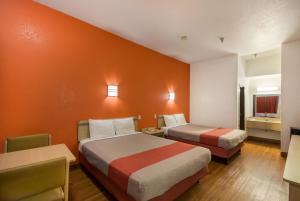 Postel nebo postele na pokoji v ubytování Americas Best Value Inn & Suites Humble