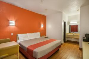 Postel nebo postele na pokoji v ubytování Americas Best Value Inn & Suites Humble