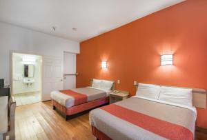 Postel nebo postele na pokoji v ubytování Americas Best Value Inn & Suites Humble
