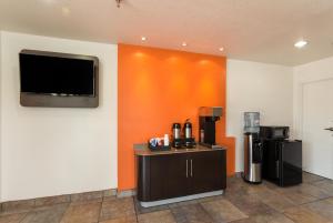 Příslušenství pro přípravu čaje a kávy v ubytování Americas Best Value Inn & Suites Humble