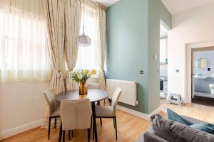 Stylish flat in central location with free parking的休息区