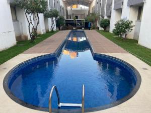 a swimming pool in the middle of a building at Arrey Fórmula Hotel - Teresina in Teresina