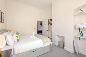Stylish flat in central location with free parking客房内的一张或多张床位